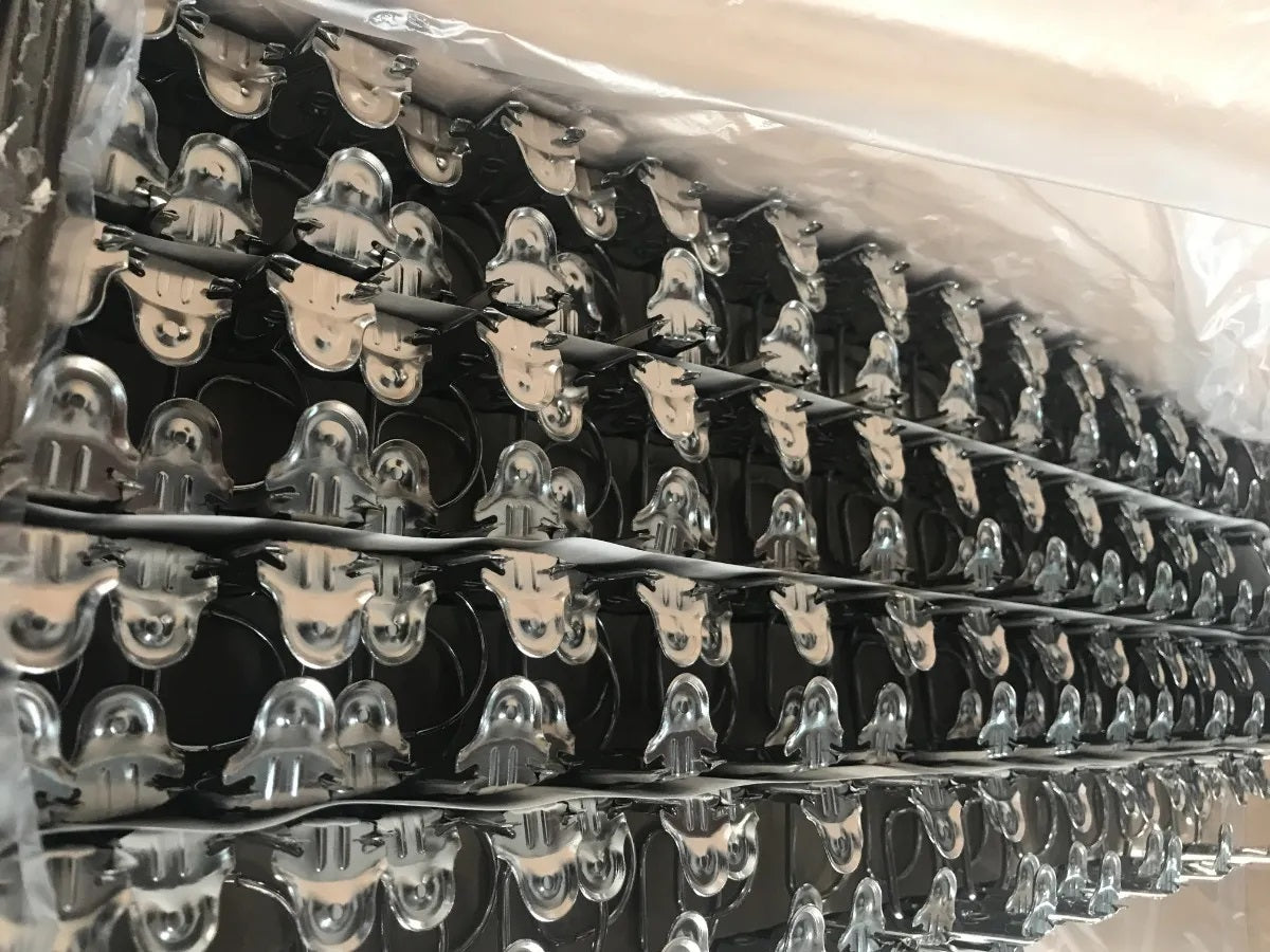 Paquete de 10 piezas de herraje tamaño esquela de 216 mm con tres argollas circulares de 2 pulgadas de diámetro, con palancas, base de 45 mm, y acabado níquel. Paquete de 10 piezas de herraje tamaño esquela de 216 mm con tres argollas circulares de 2 pulgadas de diámetro, con palancas, base de 45 mm, y acabado níquel.